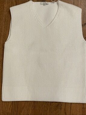 Vince woman’s white Ribbed V-Neck Sweater Vest. Medium
